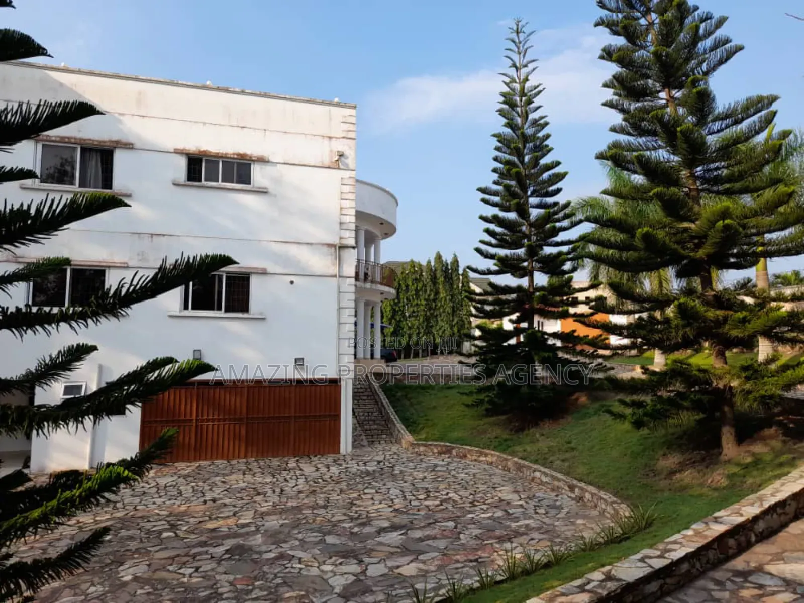 5bdrm Mansion in Aburi for sale
