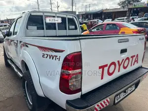 Toyota Hilux SR 4x4 2014 White