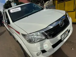 Toyota Hilux SR 4x4 2014 White