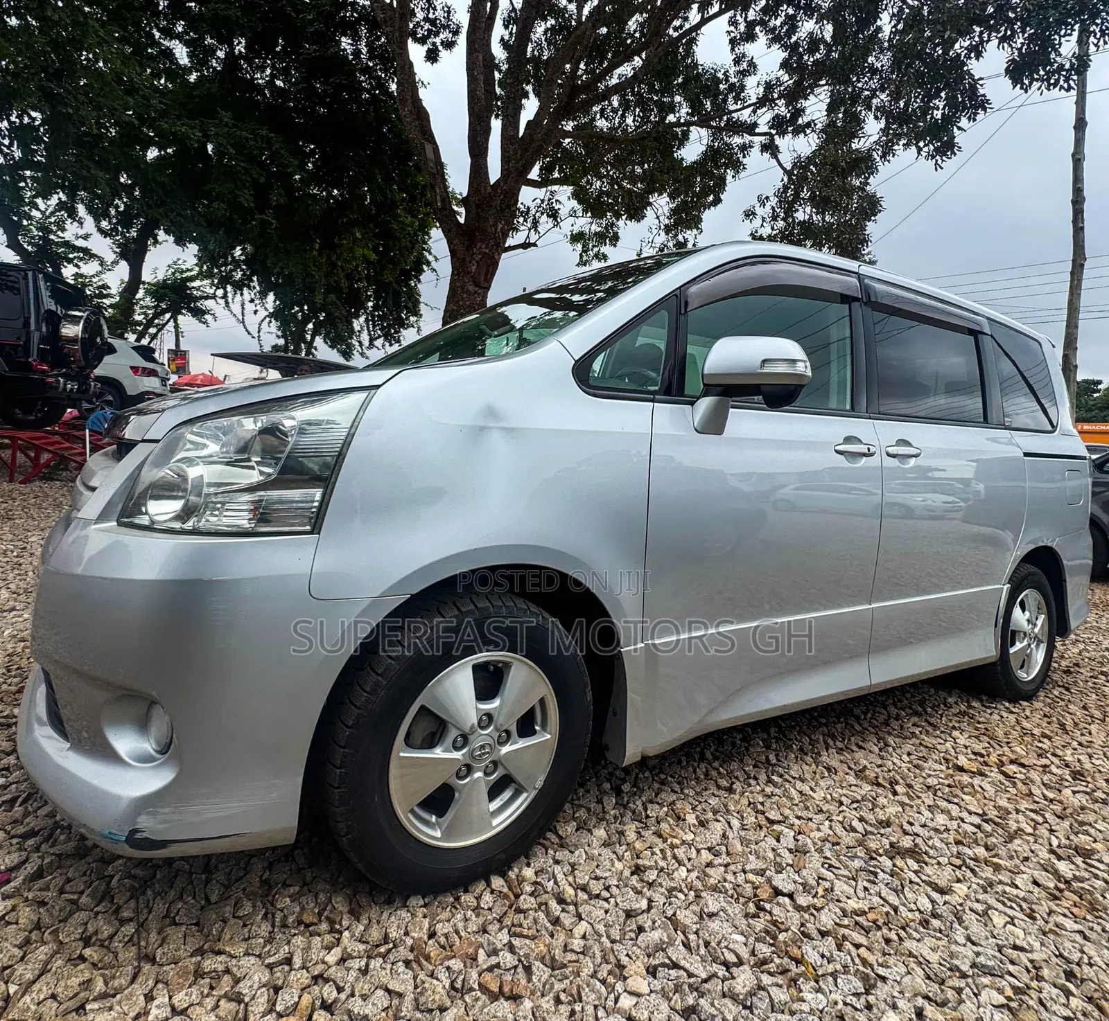 Toyota Noah 2.0 143hp AWD (8 Seater) 2012 Silver
