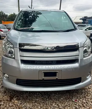Toyota Noah 2.0 143hp AWD (8 Seater) 2012 Silver