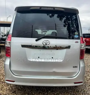 Toyota Noah 2.0 143hp AWD (8 Seater) 2012 Silver