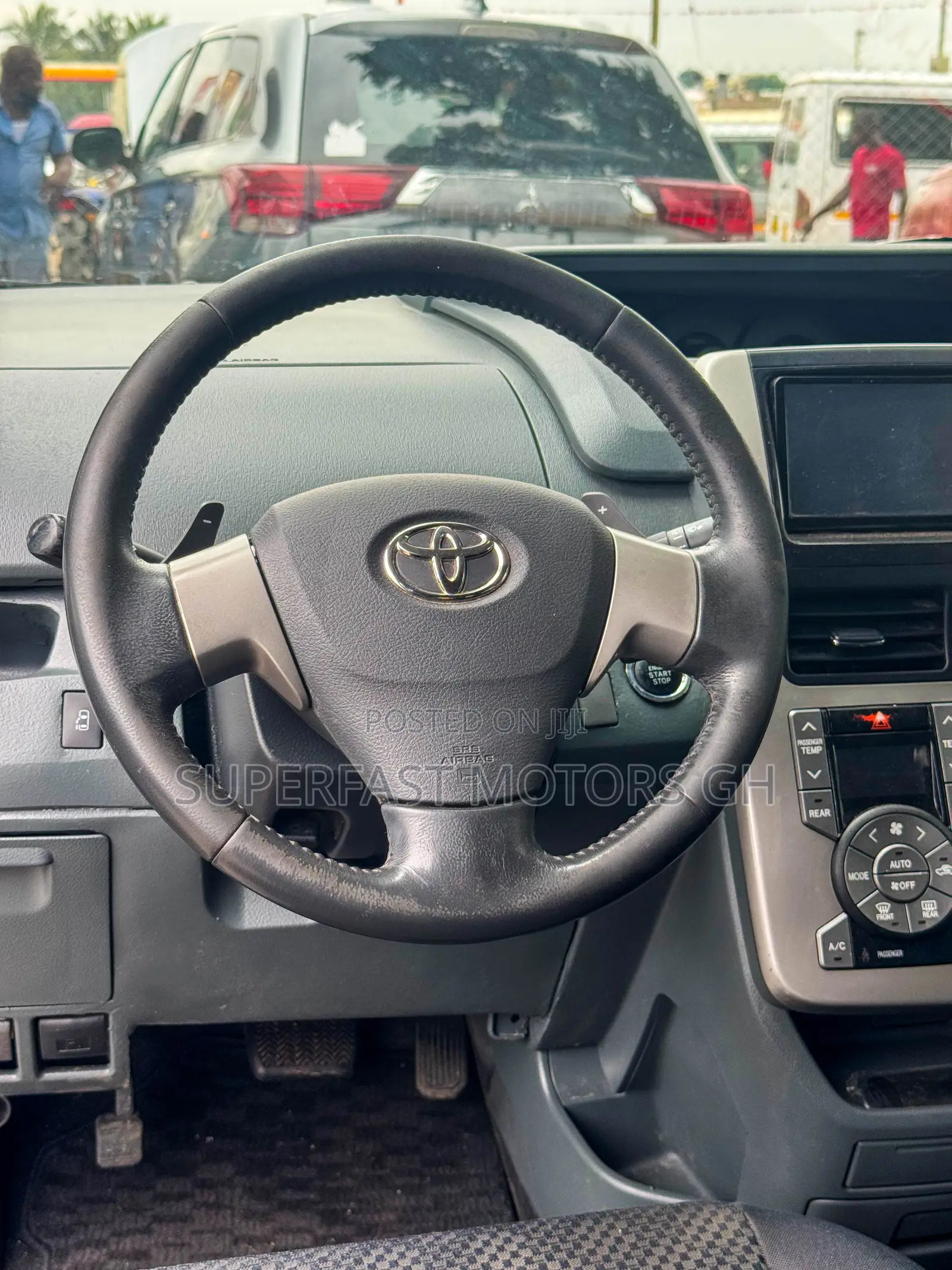 Toyota Noah 2.0 143hp AWD (8 Seater) 2012 Silver