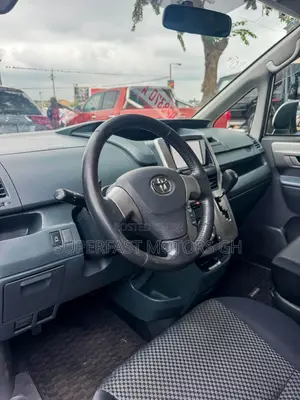 Toyota Noah 2.0 143hp AWD (8 Seater) 2012 Silver