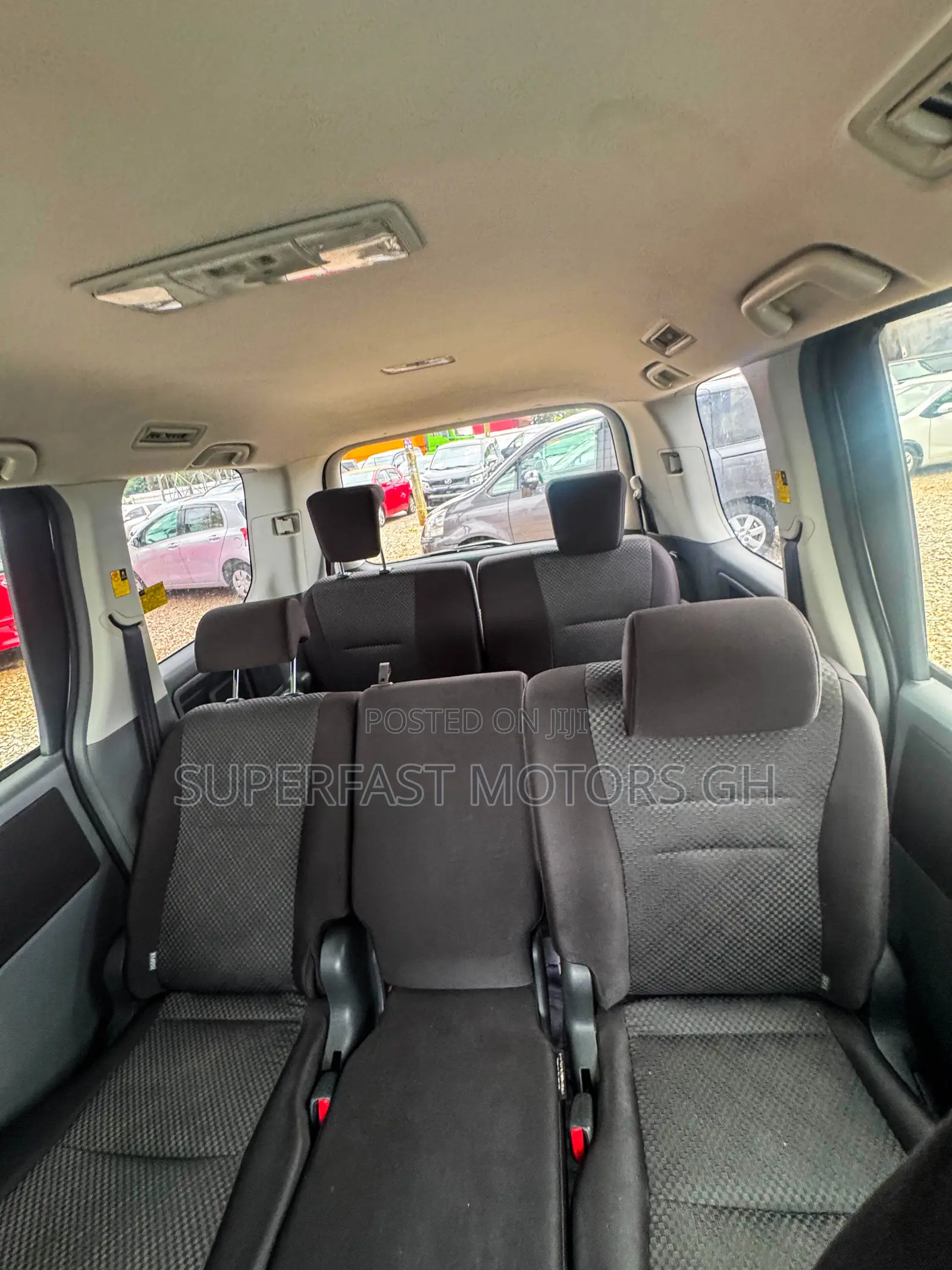 Toyota Noah 2.0 143hp AWD (8 Seater) 2012 Silver