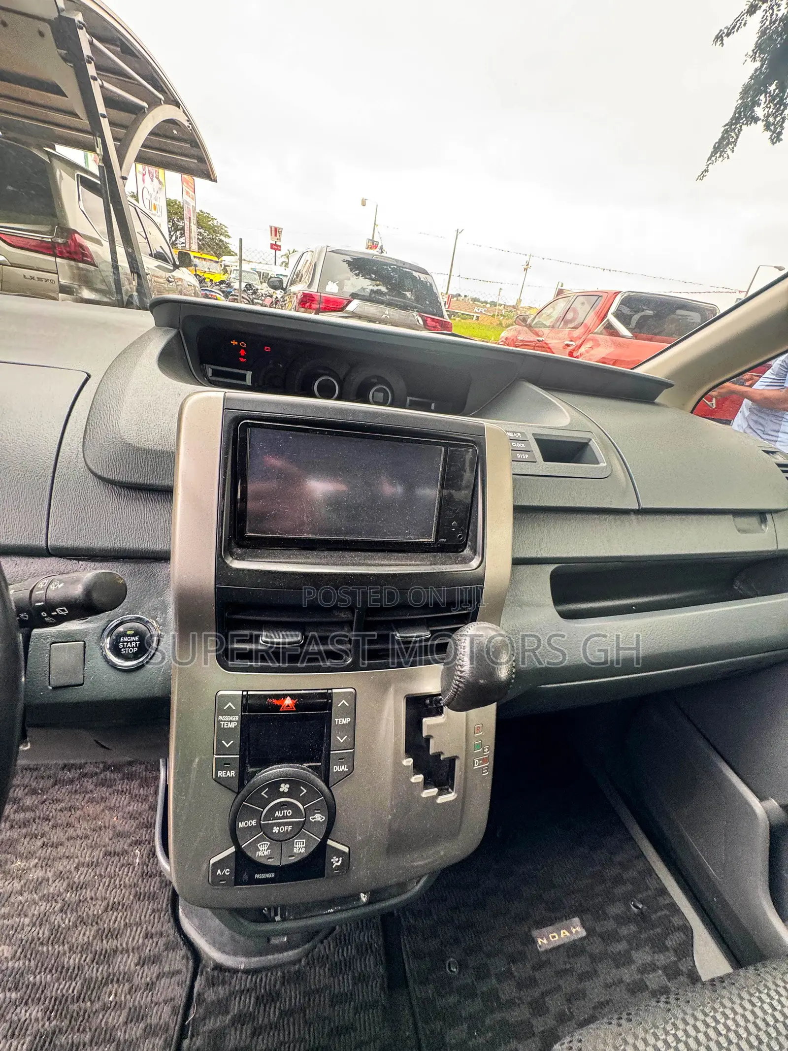 Toyota Noah 2.0 143hp AWD (8 Seater) 2012 Silver