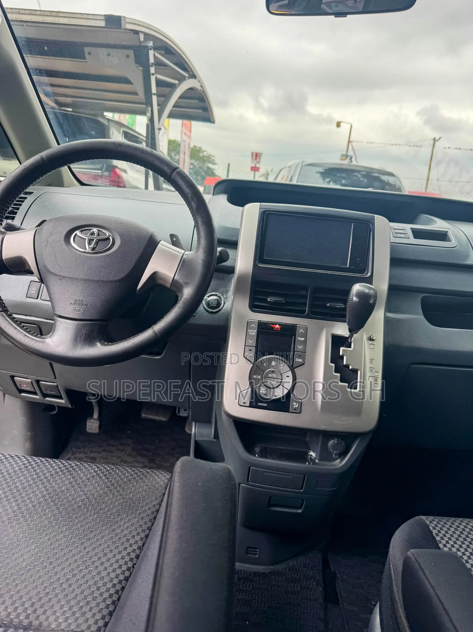 Toyota Noah 2.0 143hp AWD (8 Seater) 2012 Silver