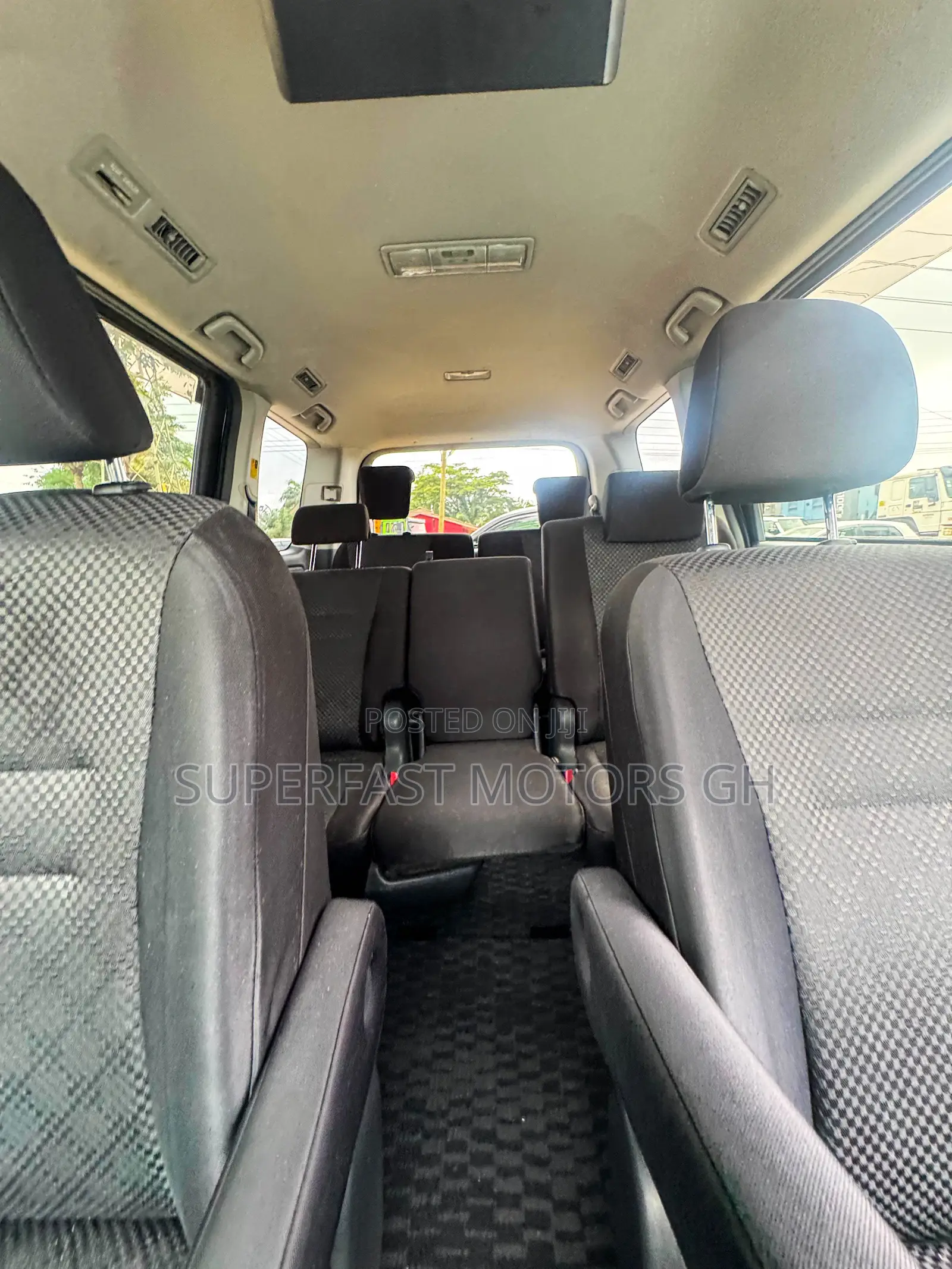 Toyota Noah 2.0 143hp AWD (8 Seater) 2012 Silver