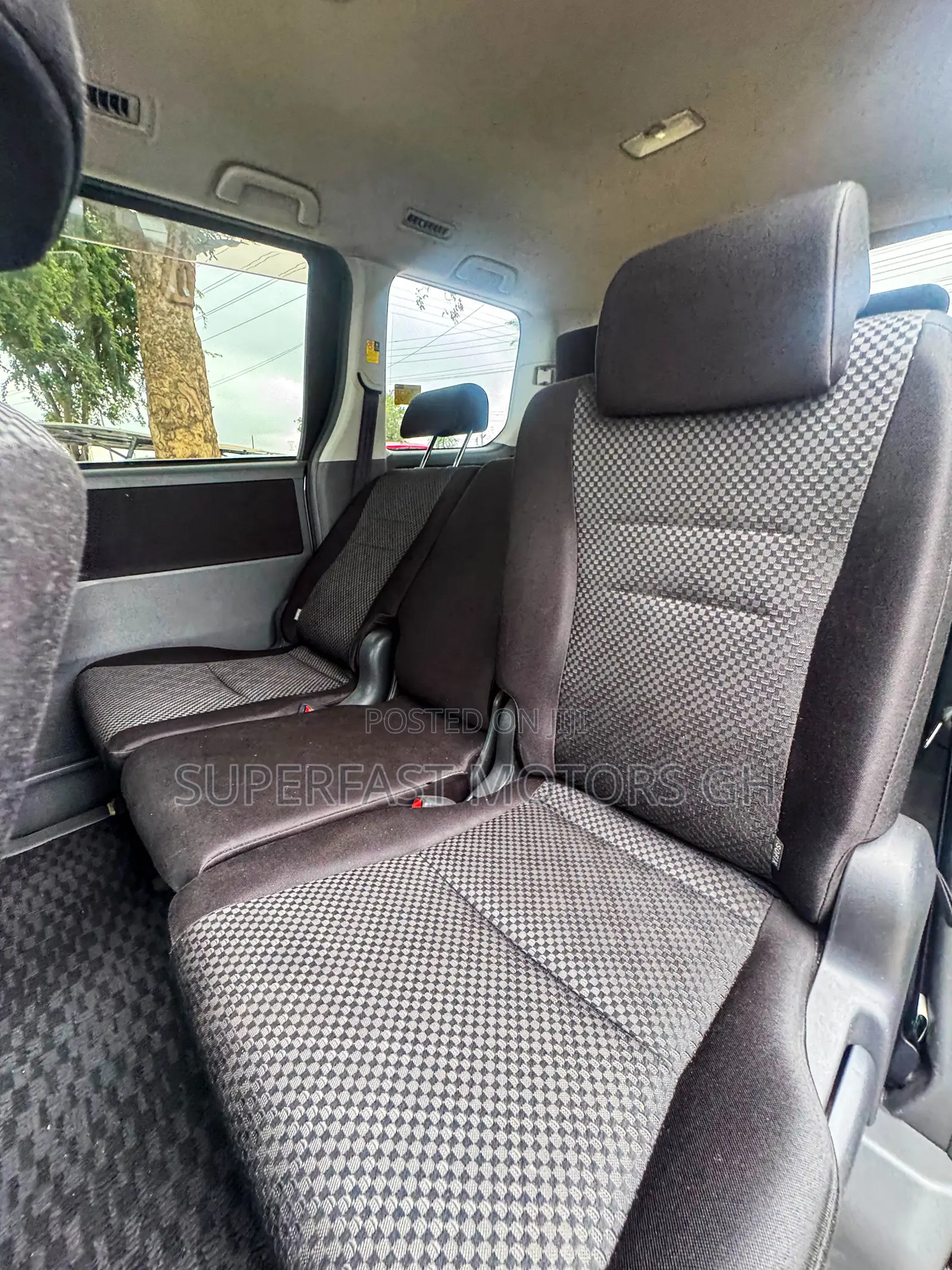 Toyota Noah 2.0 143hp AWD (8 Seater) 2012 Silver