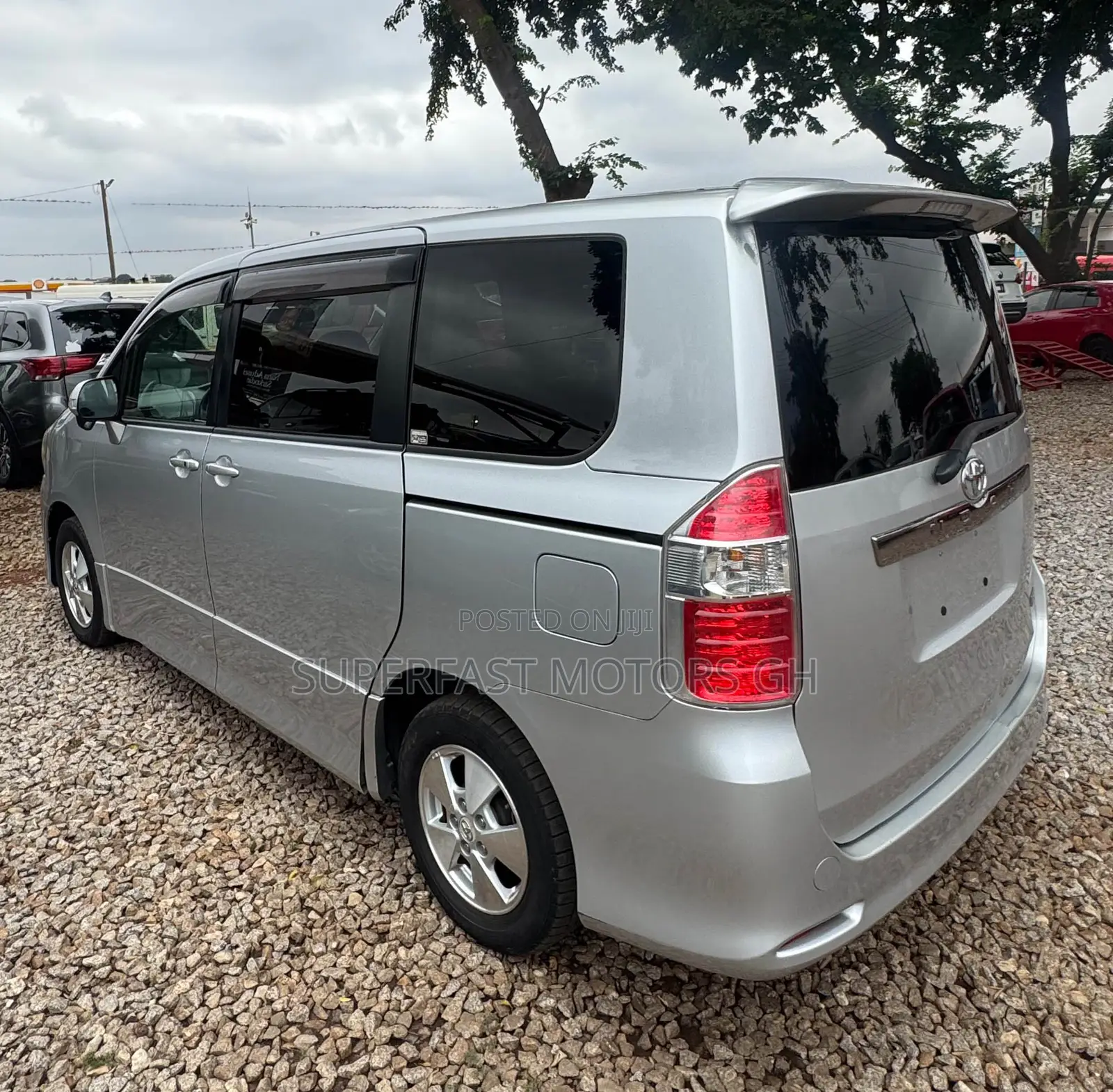 Toyota Noah 2.0 143hp AWD (8 Seater) 2012 Silver
