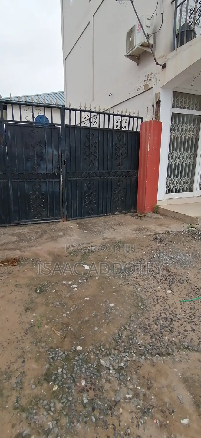 3bdrm Apartment in Spintex Texpo Market for rent
