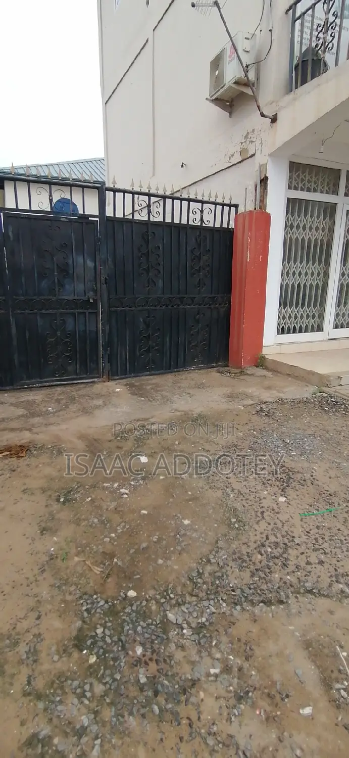 3bdrm Apartment in Spintex Texpo Market for rent