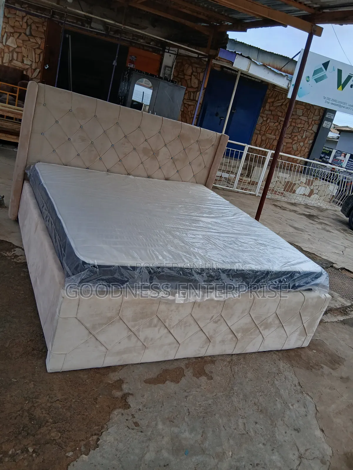 Queens  Bed With Mattress