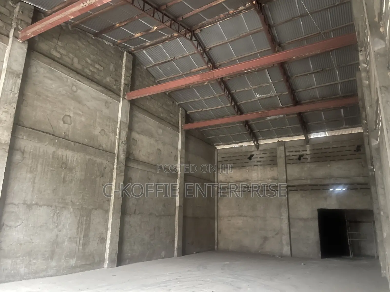 1000 SQM Warehouse at Circle