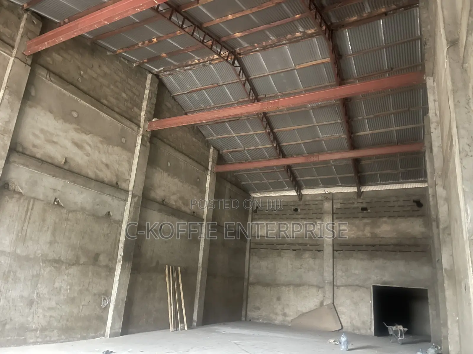 1000 SQM Warehouse at Circle