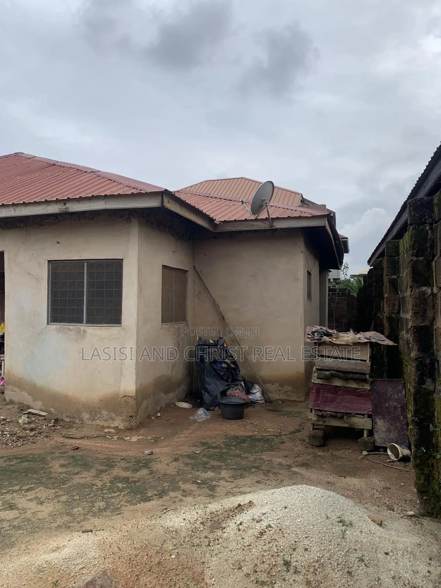 5bdrm House in Lasisi And Christ, Amasaman for sale