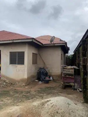 5bdrm House in Lasisi And Christ, Amasaman for sale