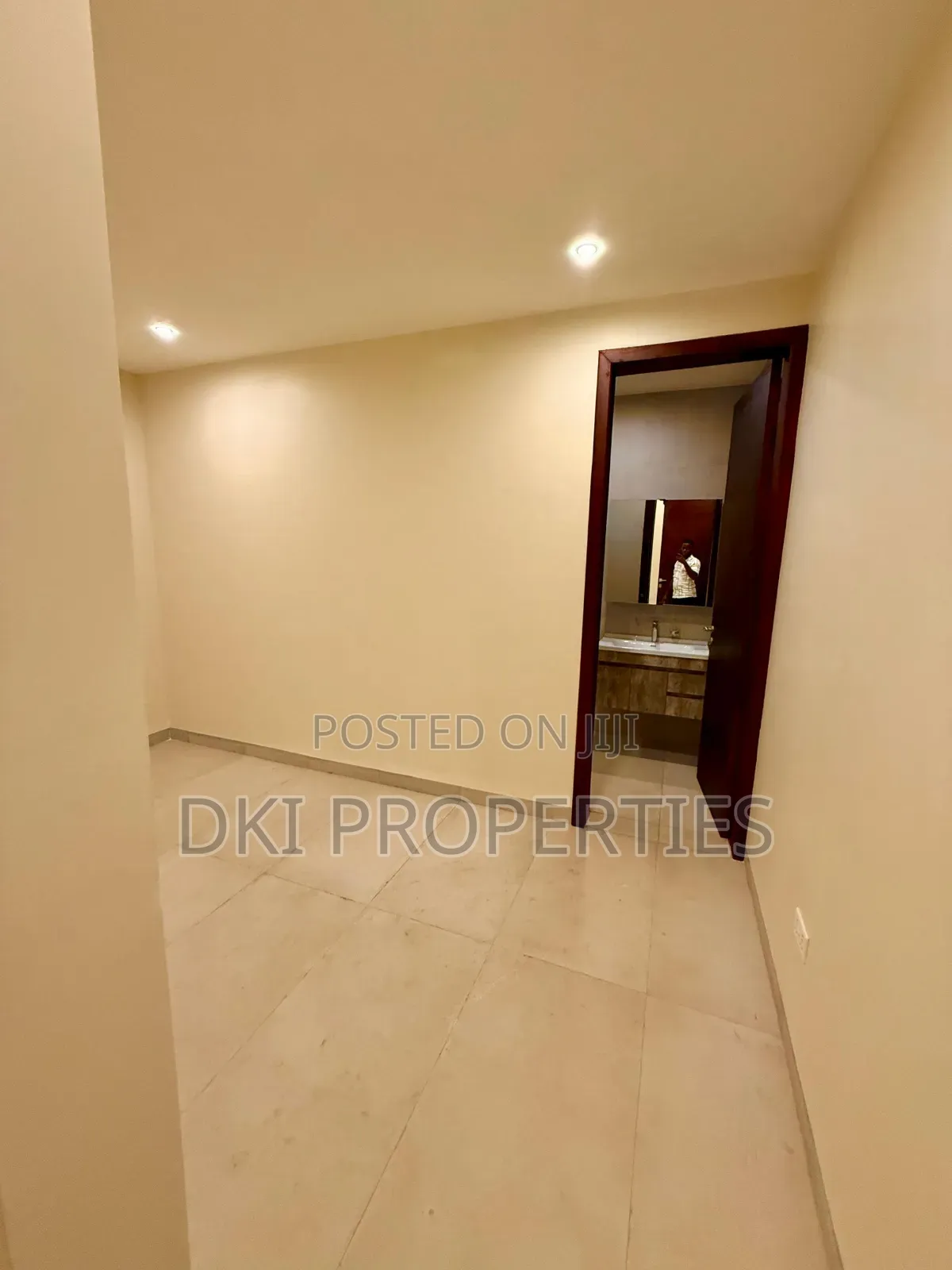 5bdrm House in Dki Properties, Adenta for sale