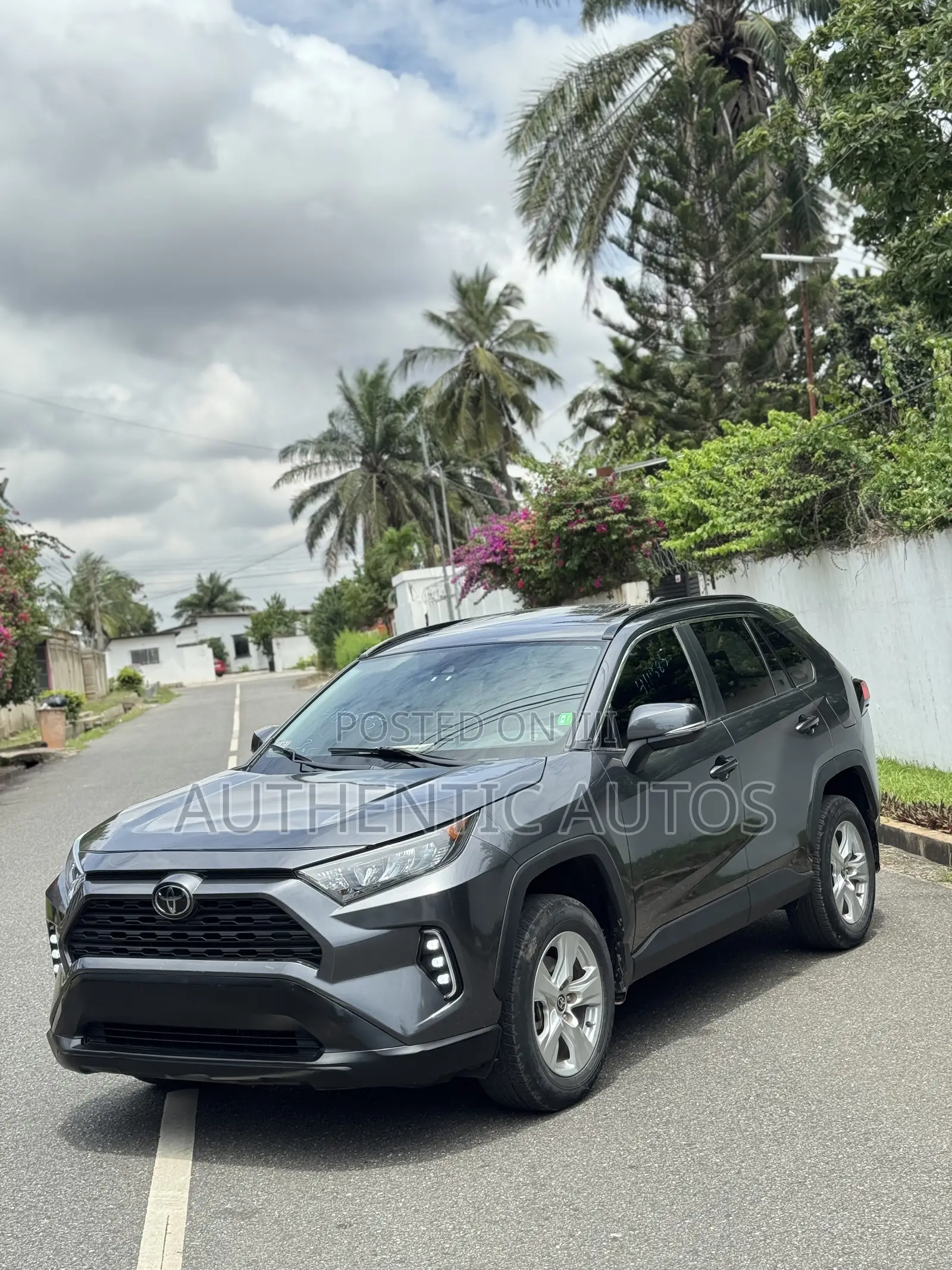 Toyota RAV4 XLE 2021 Gray