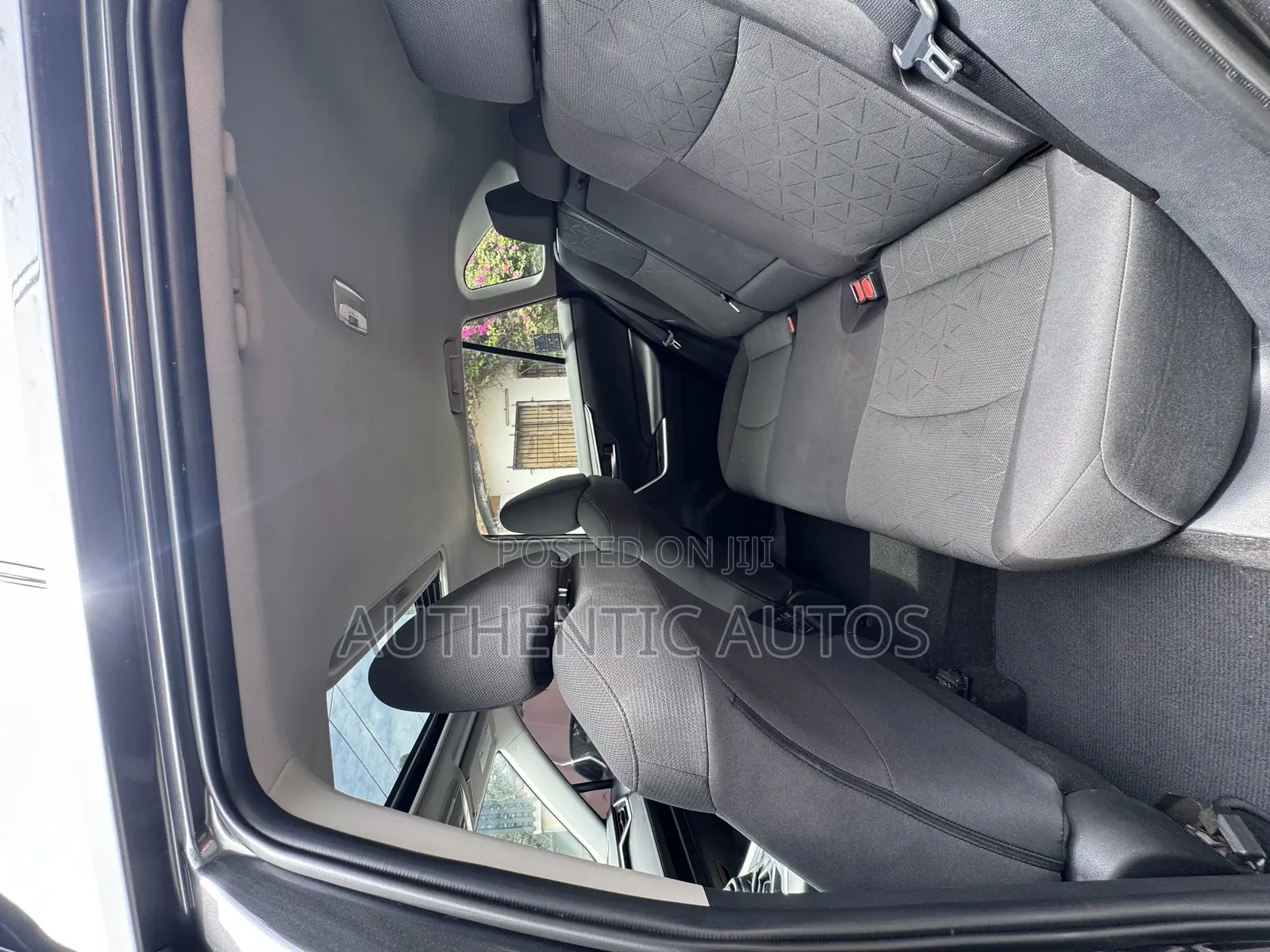 Toyota RAV4 XLE 2021 Gray