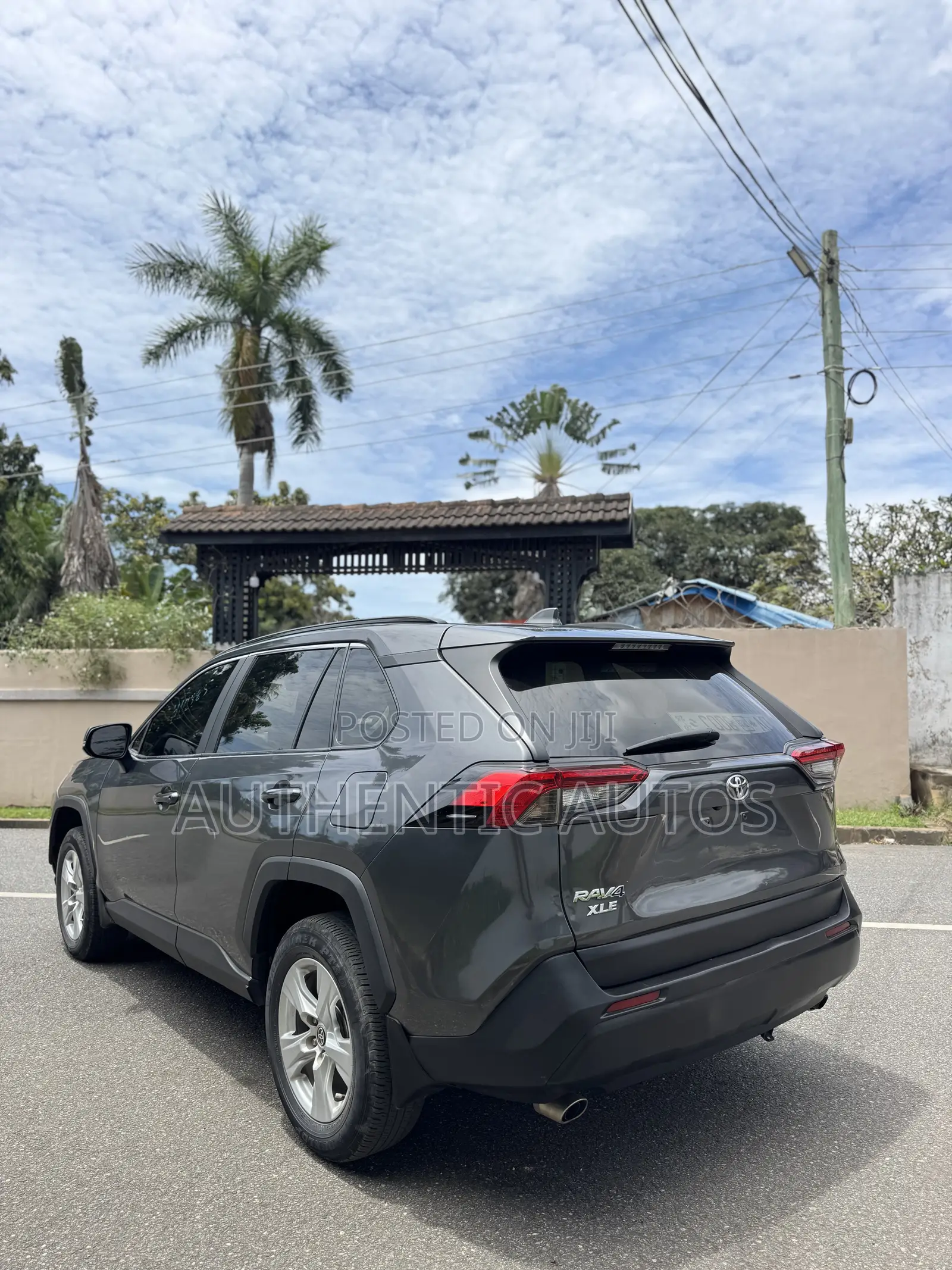 Toyota RAV4 XLE 2021 Gray