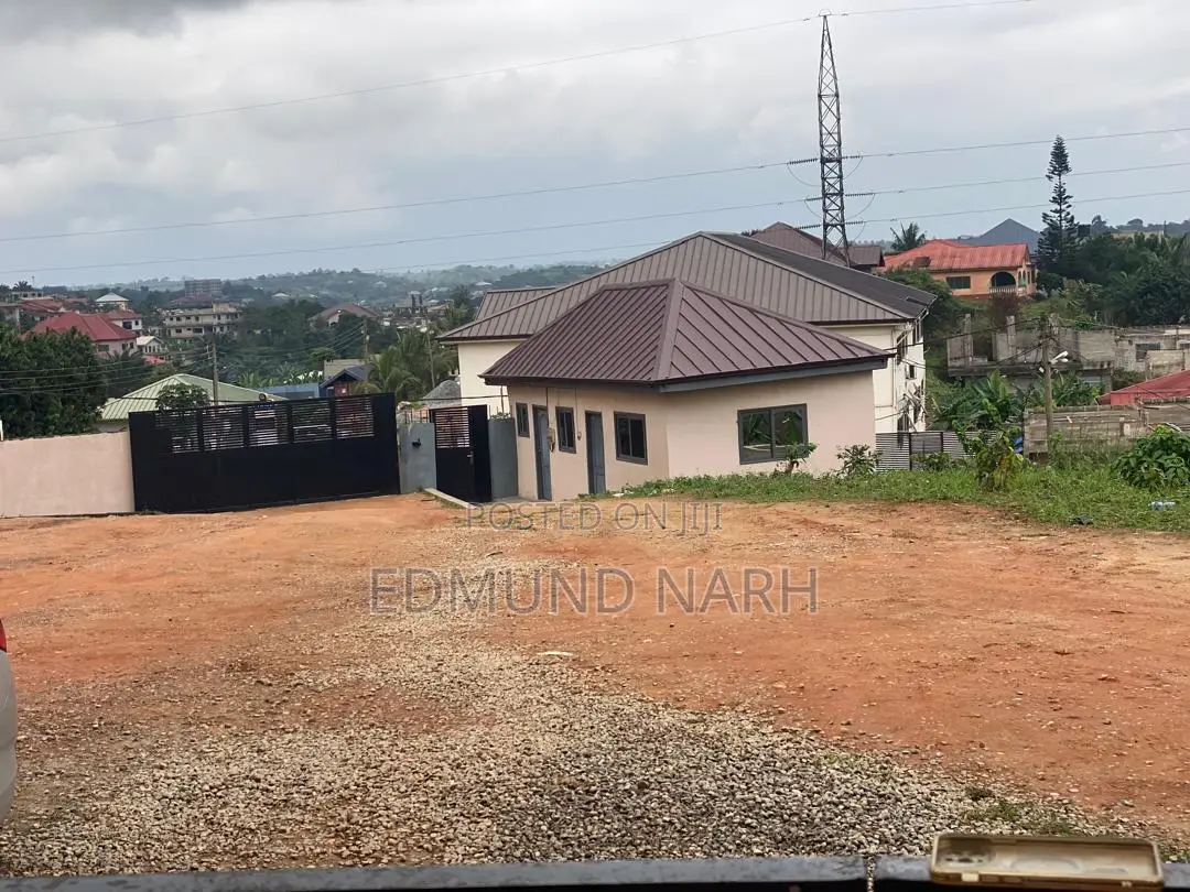 20bdrm Apartment in Takoradi for sale