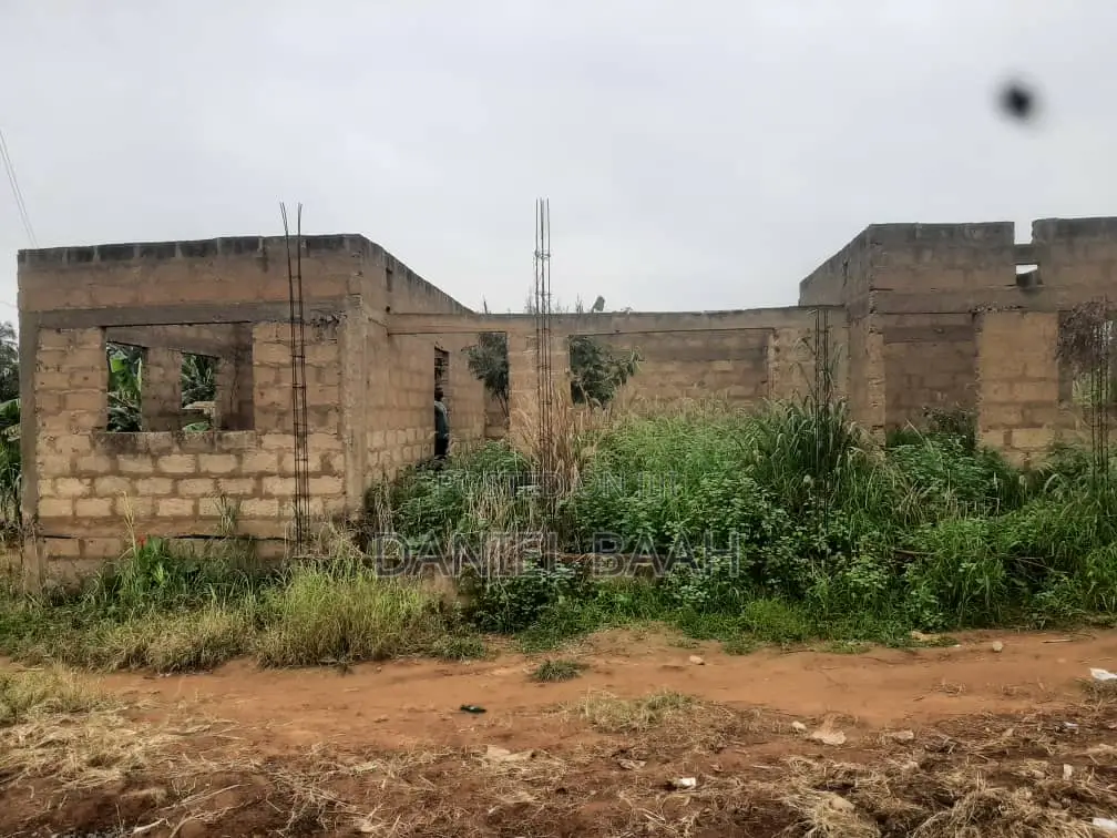 5bdrm House in Private, Ayensuano for sale
