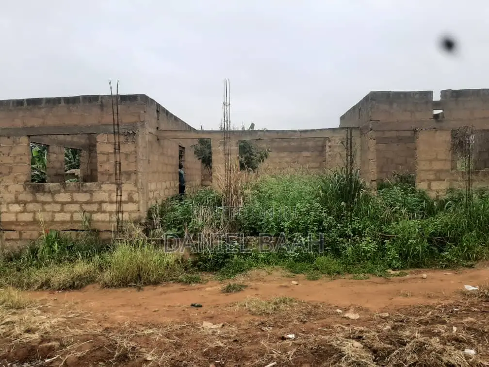 5bdrm House in Private, Ayensuano for sale