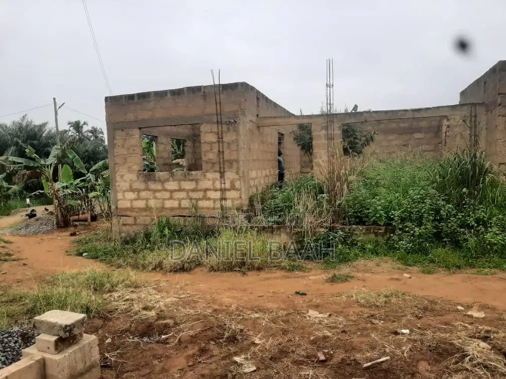 5bdrm House in Private, Ayensuano for sale