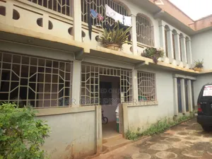 8bdrm House in Breman Abusuakruwa, Kumasi Metropolitan for sale