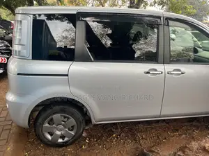 Toyota Sienta 1.5 FWD 2013 Silver