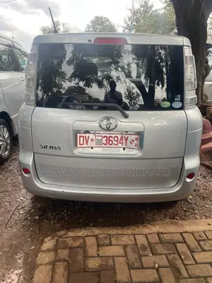 Toyota Sienta 1.5 FWD 2013 Silver