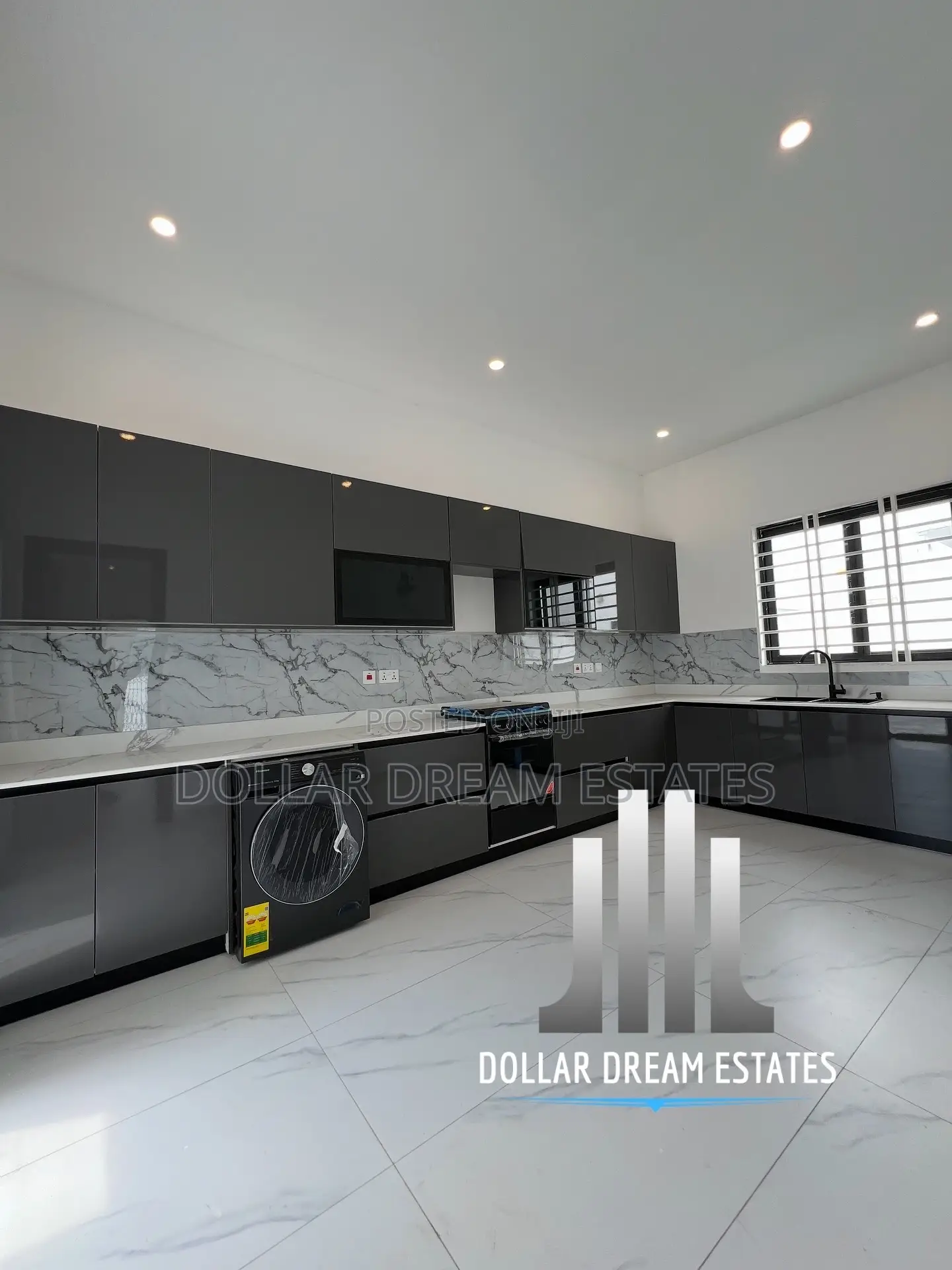5bdrm House in Sakumono for sale