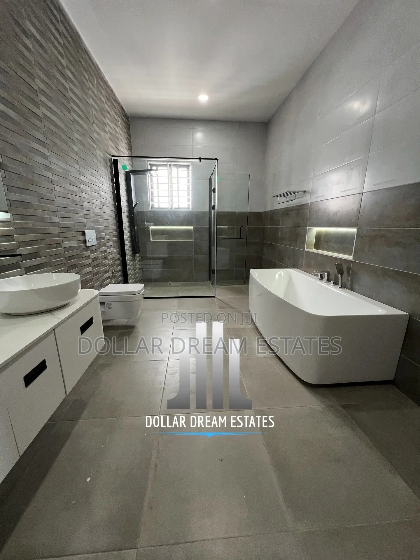 5bdrm House in Sakumono for sale