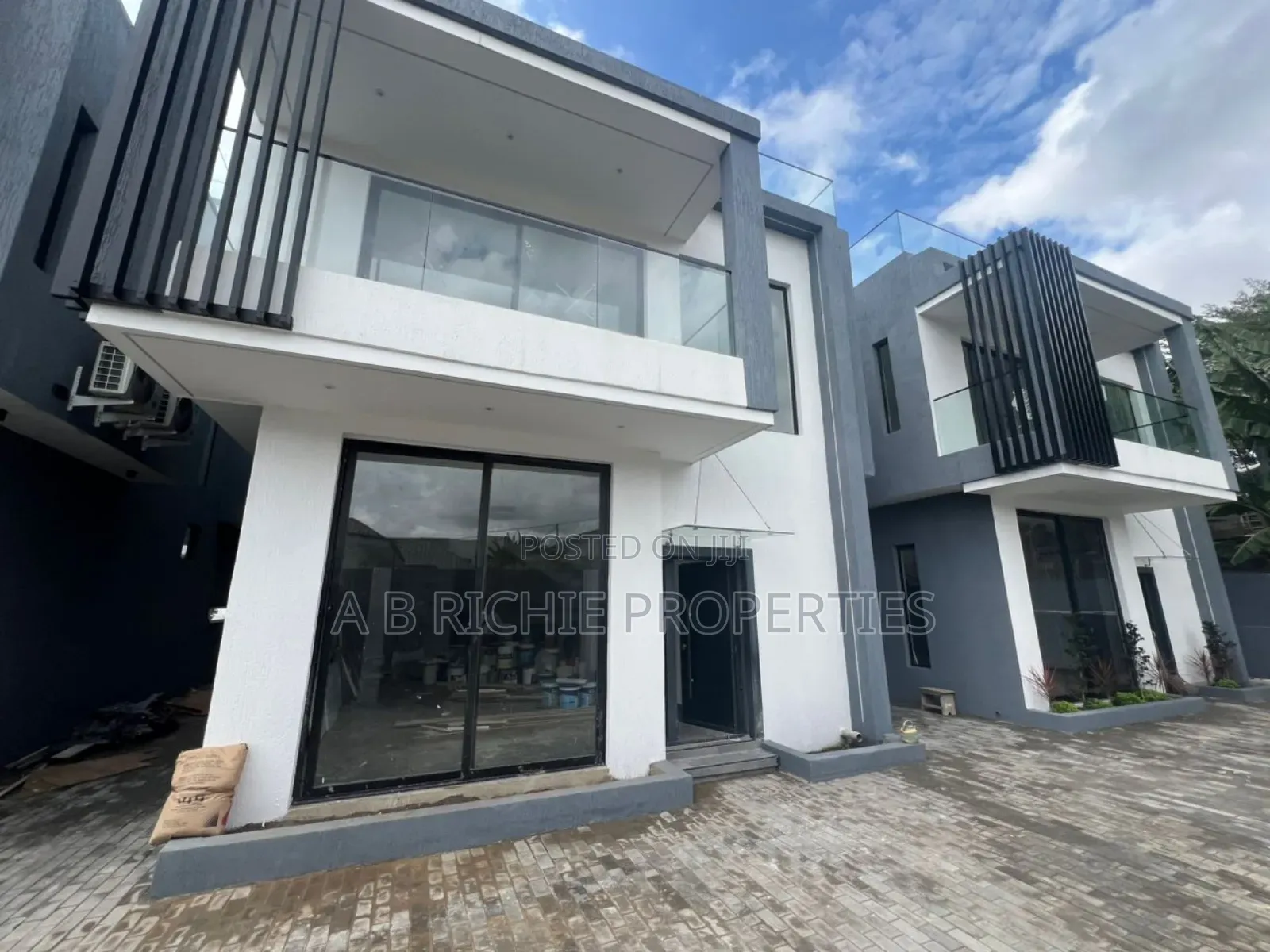 3bdrm Townhouse/Terrace in Ab Richie Properties, Dzorwulu for sale