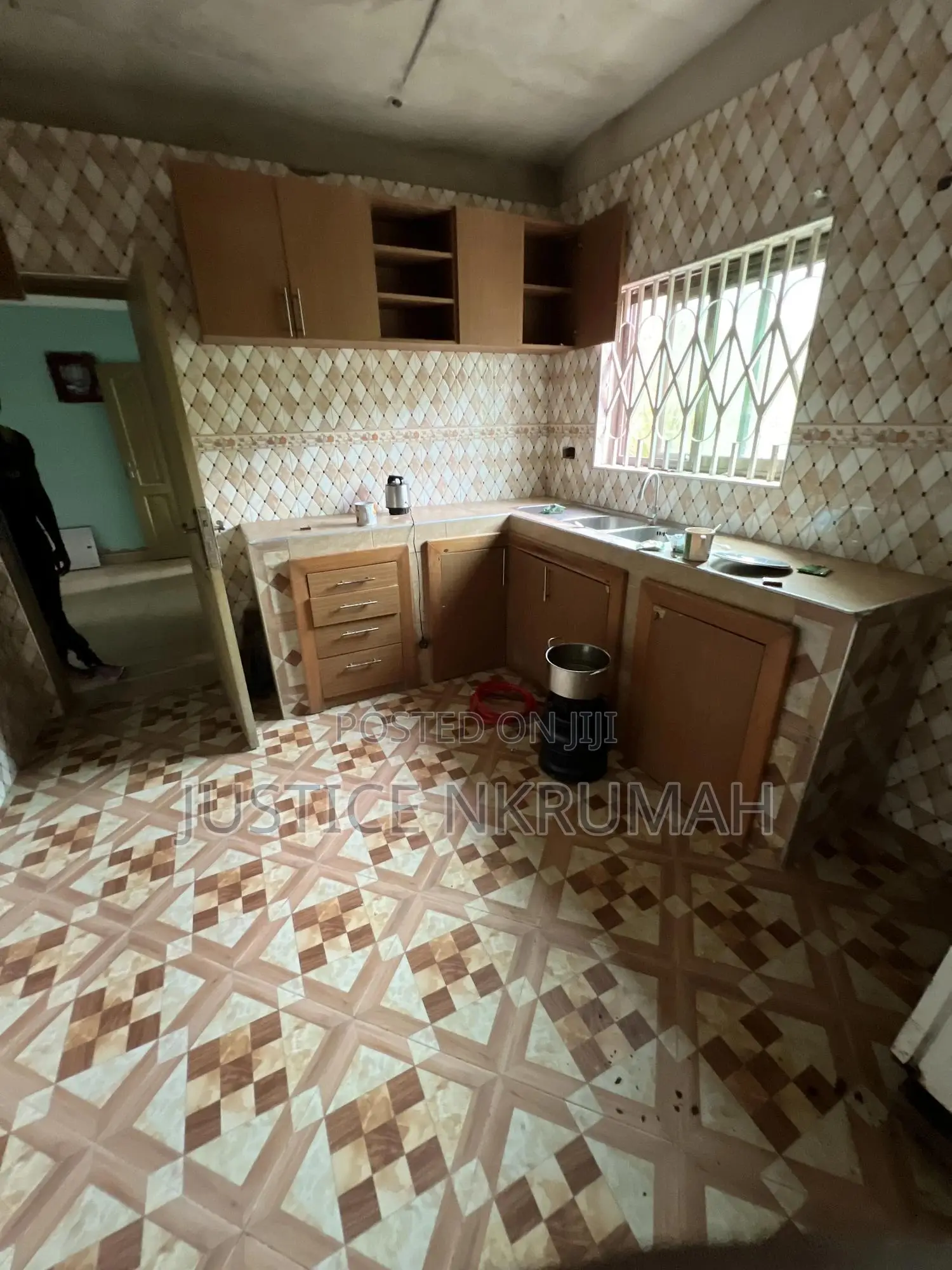 5bdrm Apartment in Mr Justice Estate, Old Barrier for rent