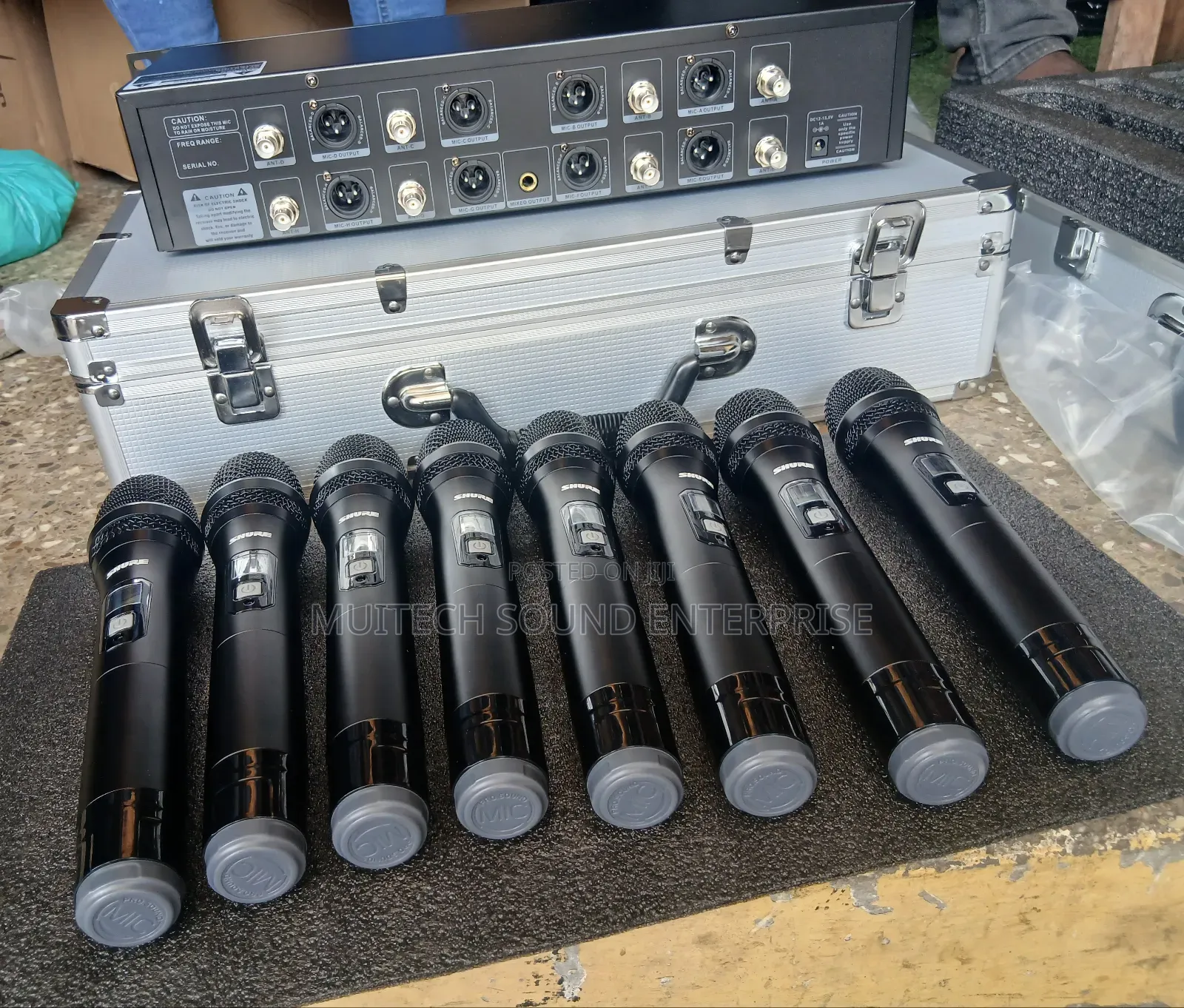 Shure 8 in 1 Wireless Microphone ( Am 801)