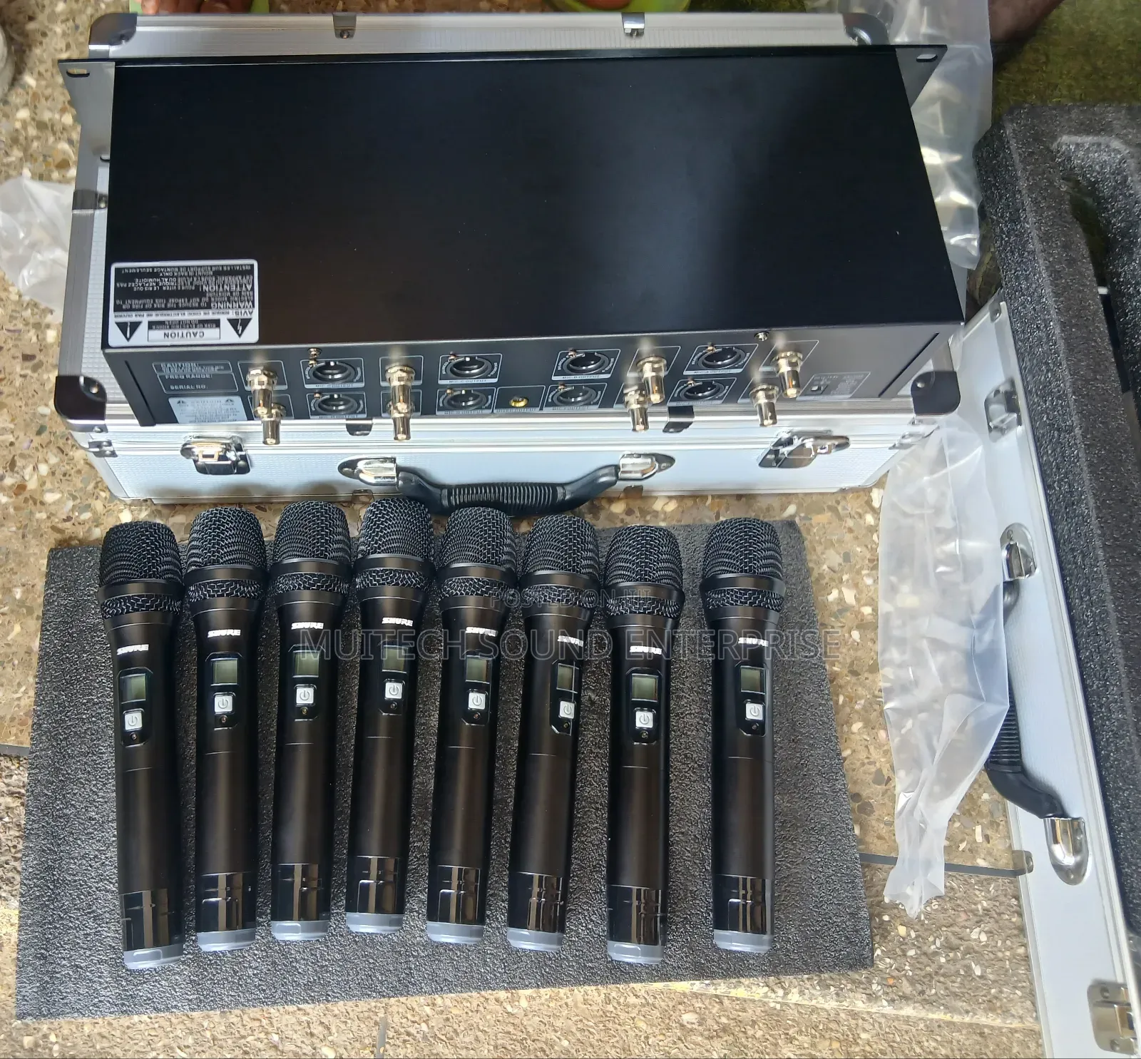 Shure 8 in 1 Wireless Microphone ( Am 801)