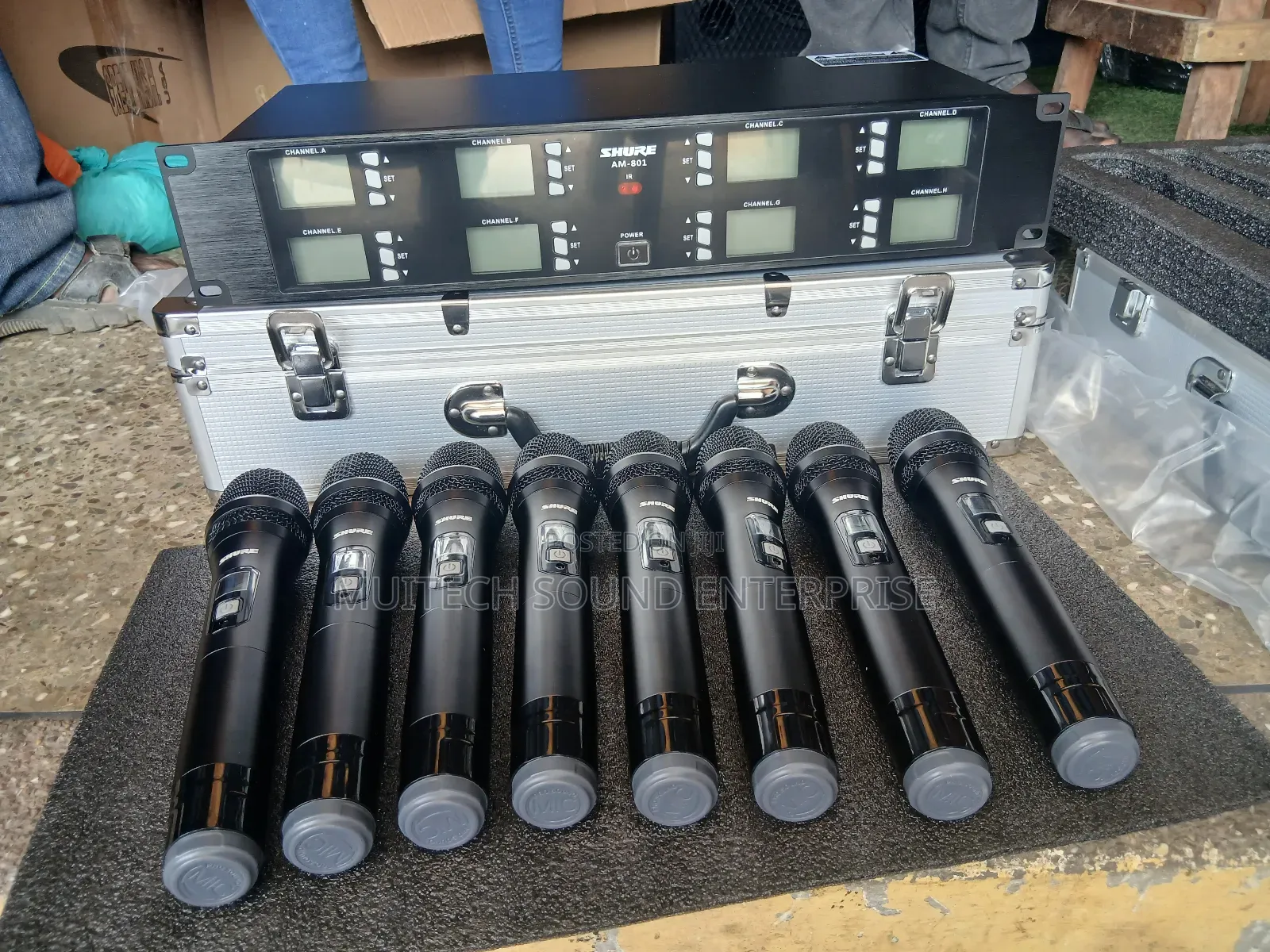 Shure 8 in 1 Wireless Microphone ( Am 801)