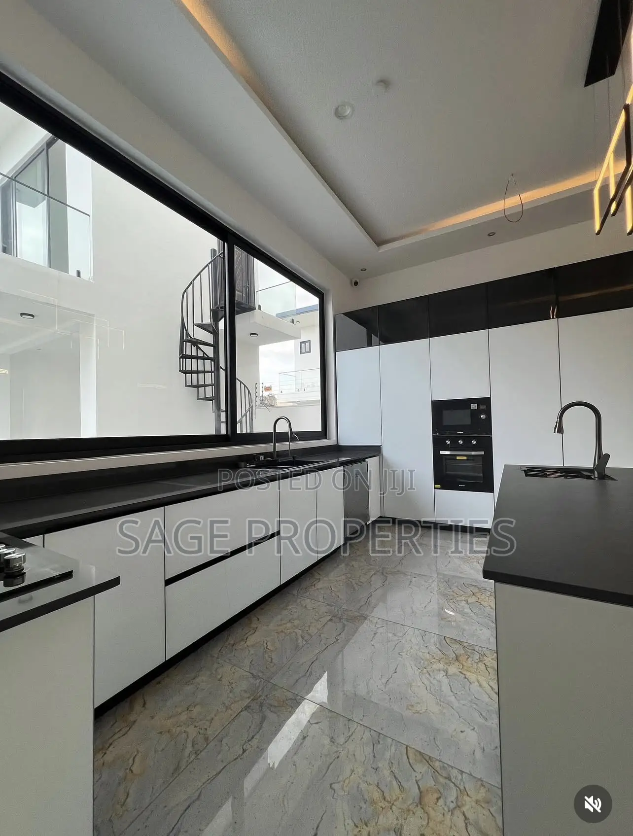 5bdrm Duplex in American House for sale