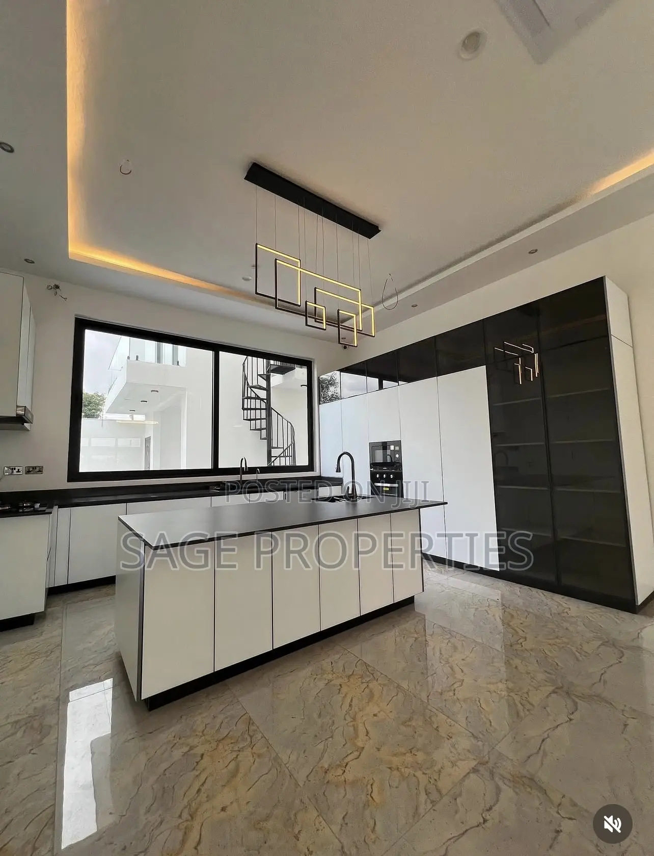 5bdrm Duplex in American House for sale