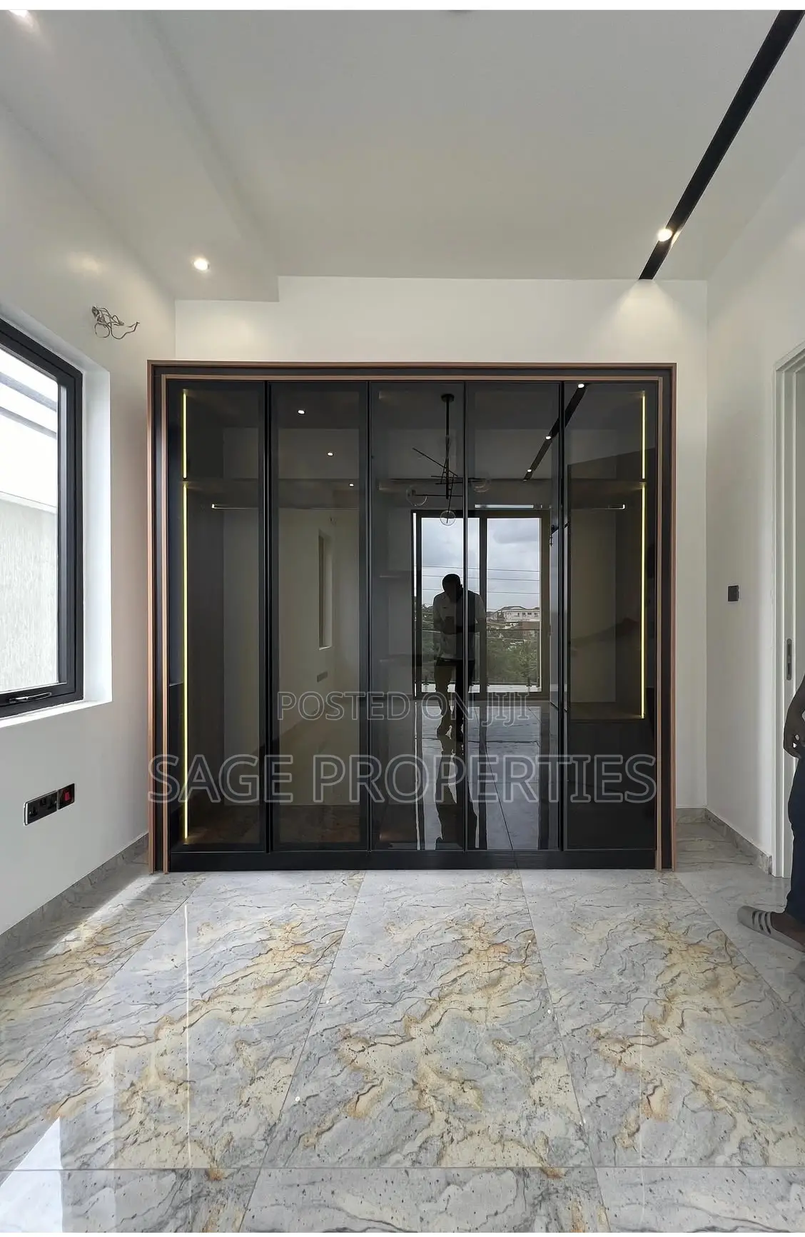 5bdrm Duplex in American House for sale