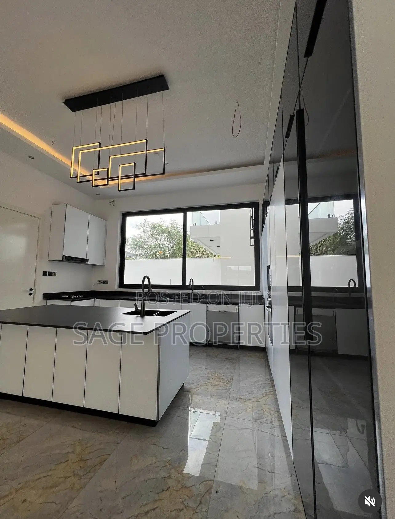 5bdrm Duplex in American House for sale