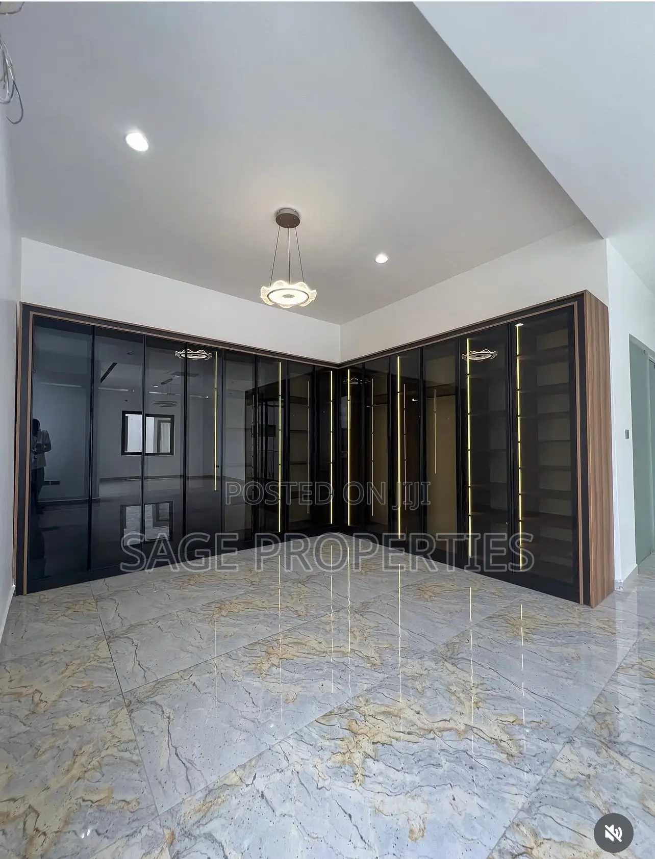 5bdrm Duplex in American House for sale