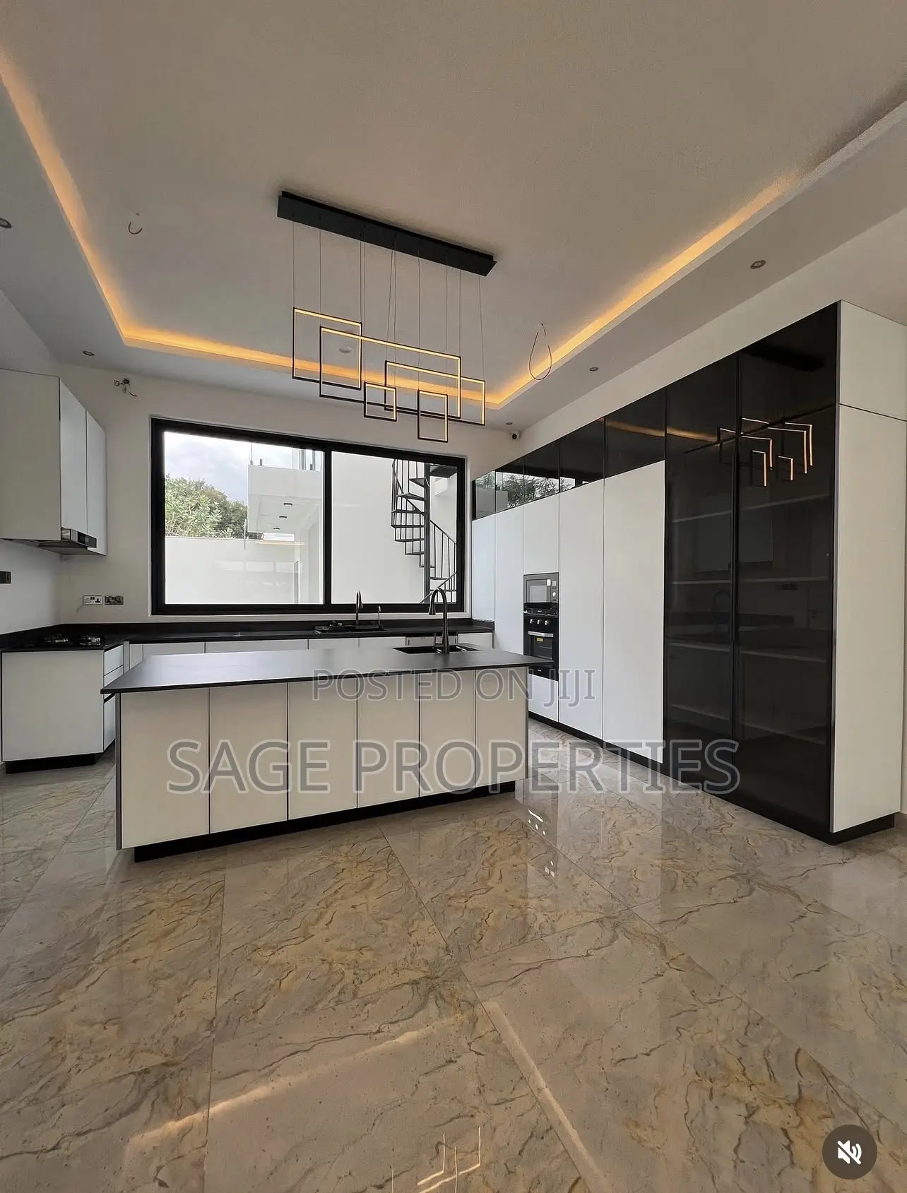 5bdrm Duplex in American House for sale