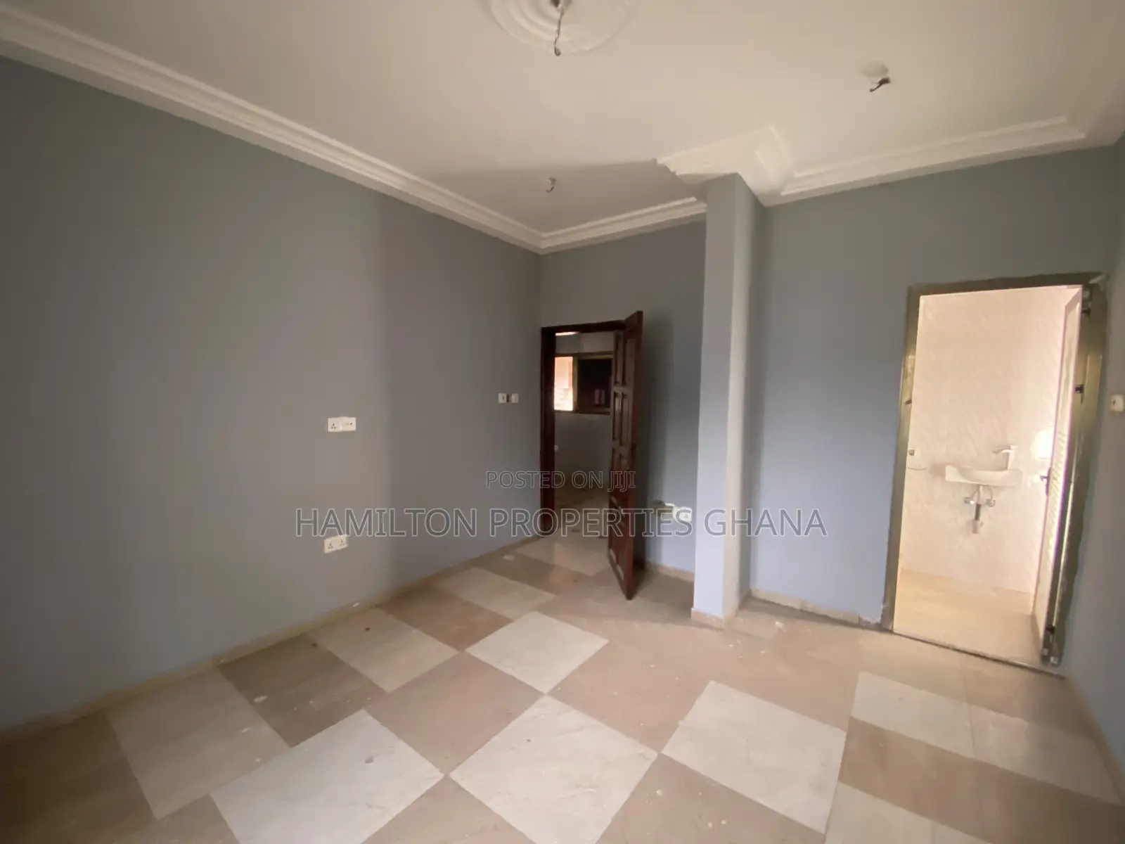 5bdrm House in School Junction, Ashaley Botwe for rent