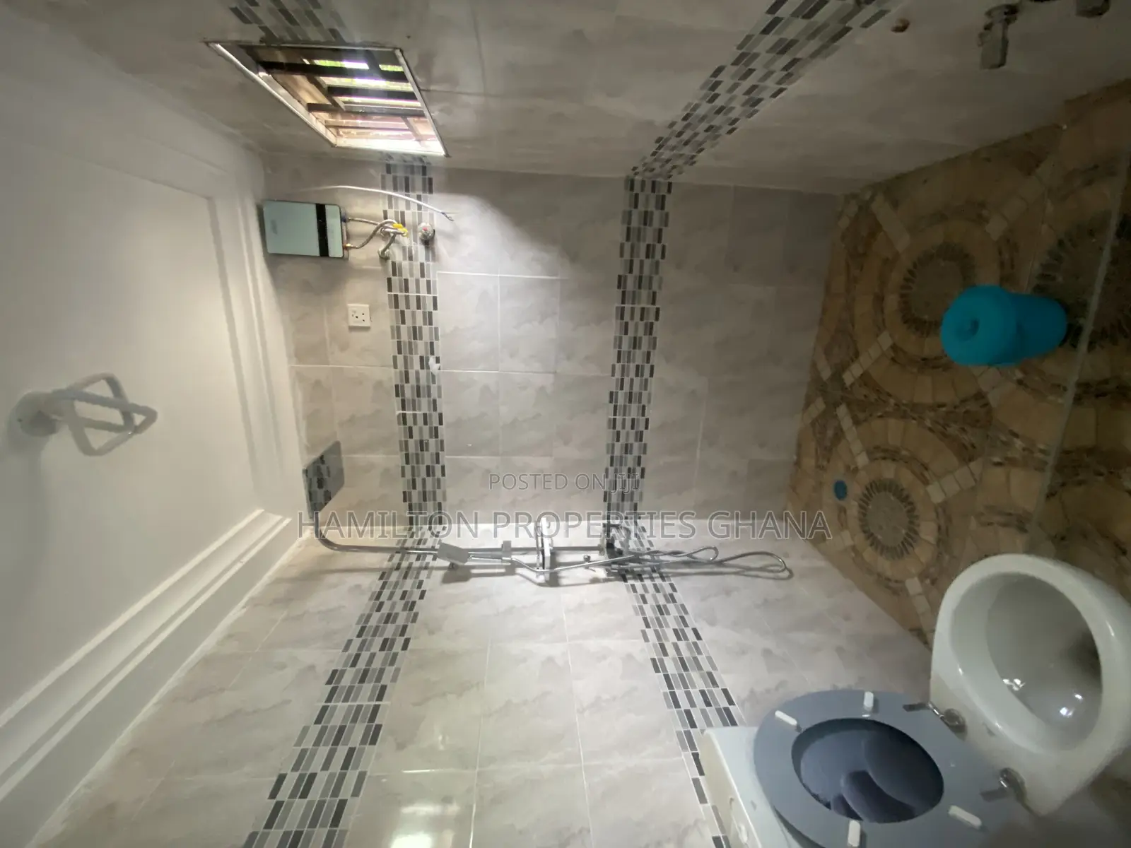 5bdrm House in School Junction, Ashaley Botwe for rent