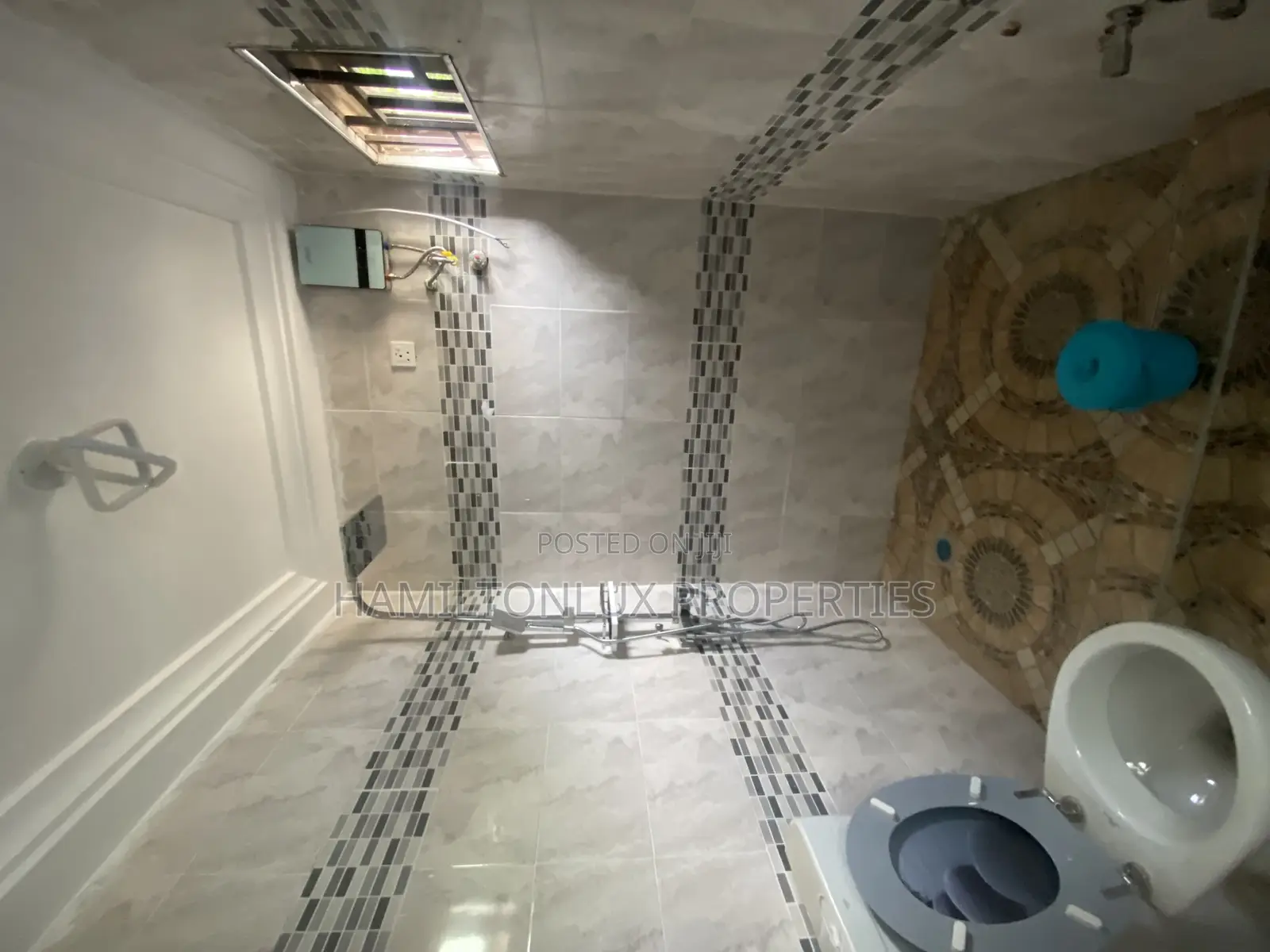 5bdrm House in School Junction, Ashaley Botwe for rent
