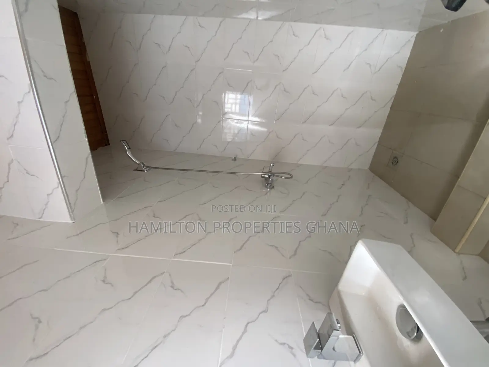 5bdrm House in School Junction, Ashaley Botwe for rent