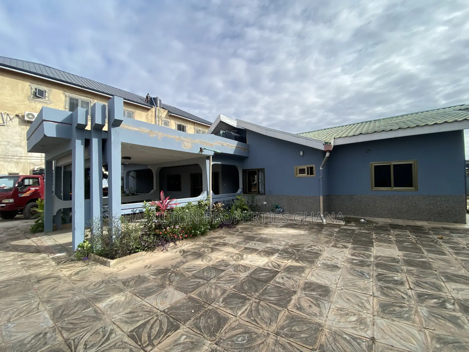 5bdrm House in School Junction, Ashaley Botwe for rent